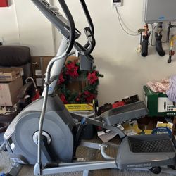 Nautilus Elliptical Machine E614 