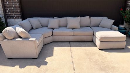 Gorgeous 4 pieces Sectional Set. Excellent condition! Used just for a couple of months.