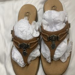 Cliffs by White Mountain Bailee Thong Sandals.