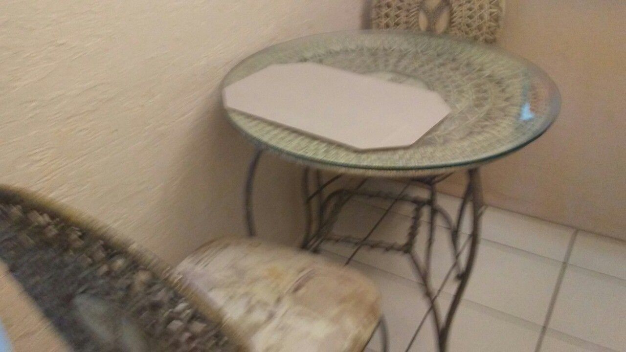 Kitchen table w 2 matching chairs