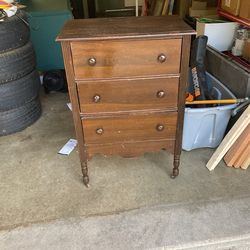 3 Drawer Dresser On Wheel 