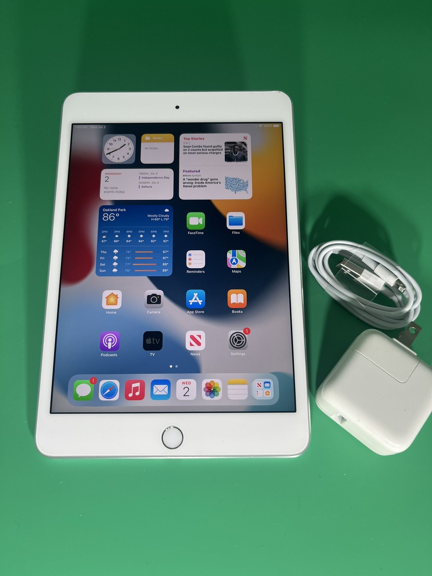 Apple iPad MINI 4th gen 32GB WiFi 7.9” iPad—Silver complete
