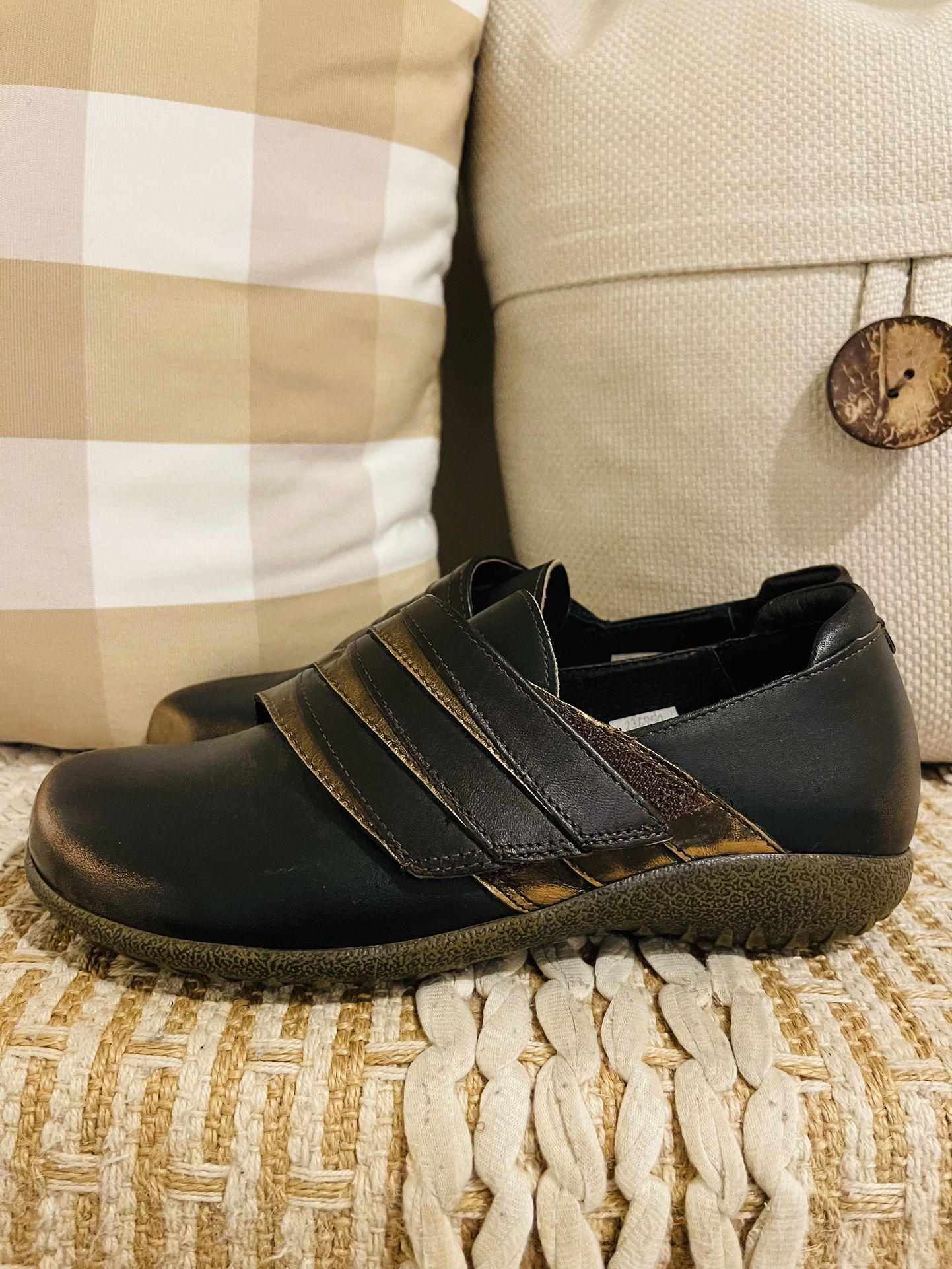 Rare Women’s Rustic Metal Noat Bronze/Black Leather Strap Slip On Comfort Middle Eastern Bronzed Sole Shoes Size 39 US 8