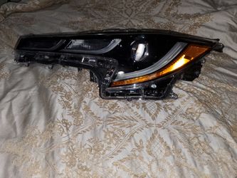 Front  Left Side Head Light For a 2021 Toyota Corolla 