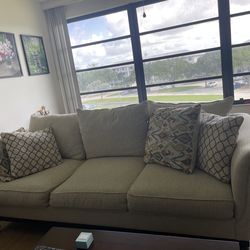 Rooms To Go Living Room Set in Great Condition