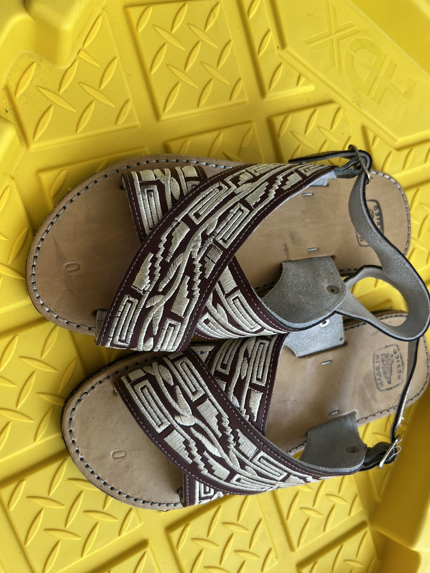 Huaraches $25