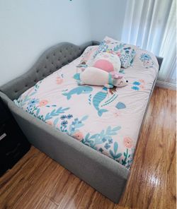 Day bed upholstered Full size
