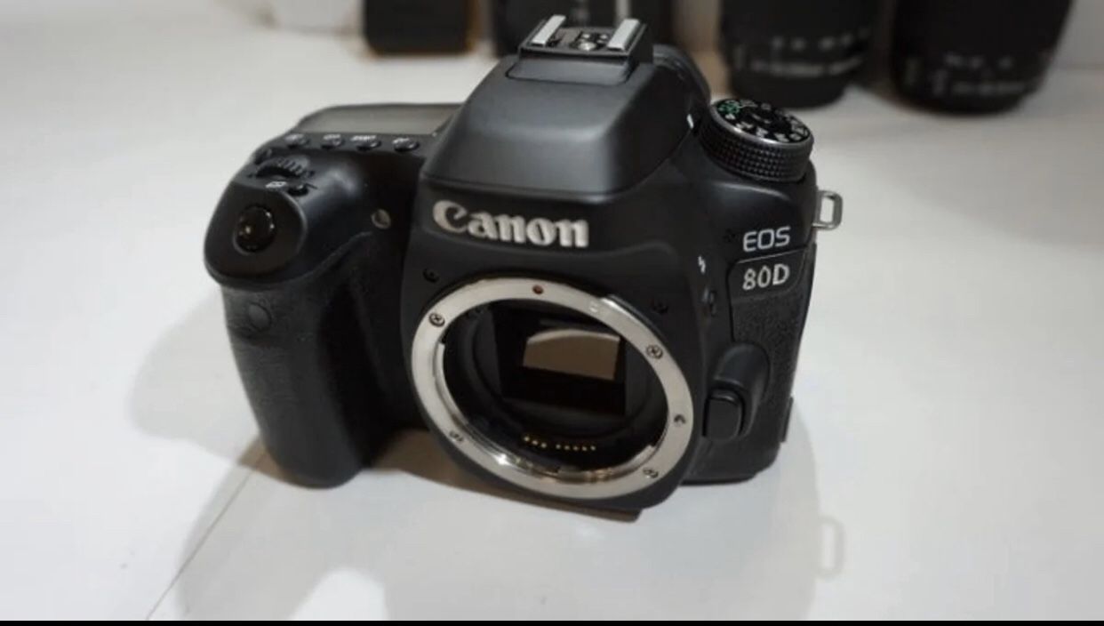 Canon 80D New whit 2 Lens