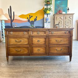 Wood Dresser / Drexel / Italian Provincial / 9 Drawers!
