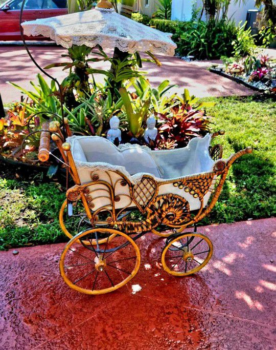 Antique VictorianWicker Carriage Stroller With Parasol Perfect collectors item Measures 27"×26"