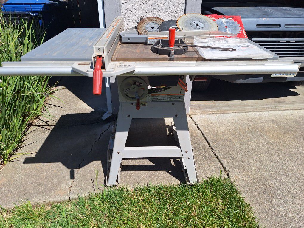 Table Saw with accessories 