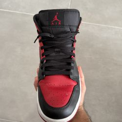 Air Jordan 1 Mid “Bred”