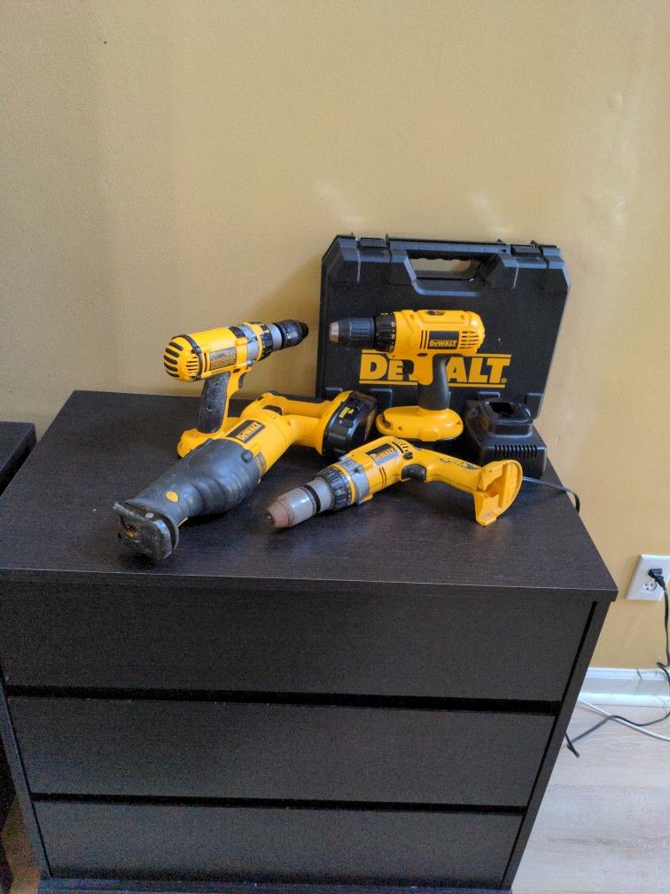 Tools DeWalt 18v 4 Items,2 Batteries And Charge