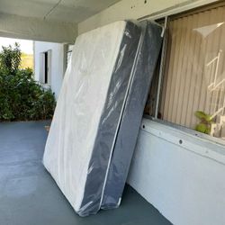 NEW QUEEN-SIZE MATTRESS AND BOX SPRING 💤