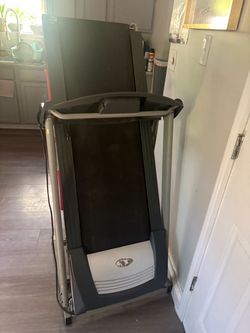 Folding Treadmill with Handlebar Console