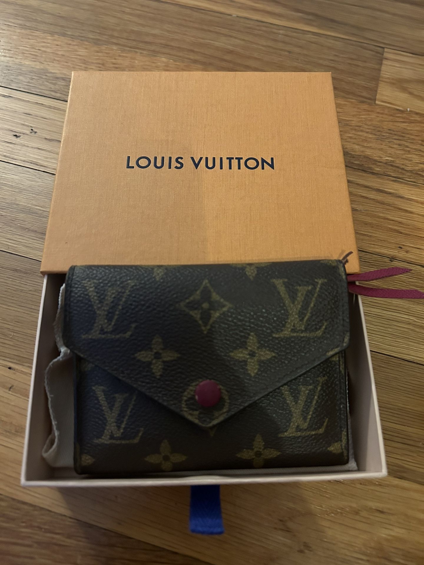 Louis Vuitton Women Wallet ( Authetic used )