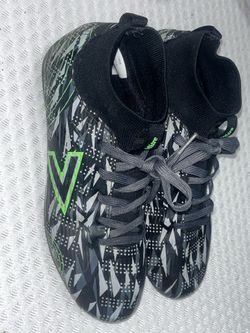 Boys size 3.5 soccer cleats