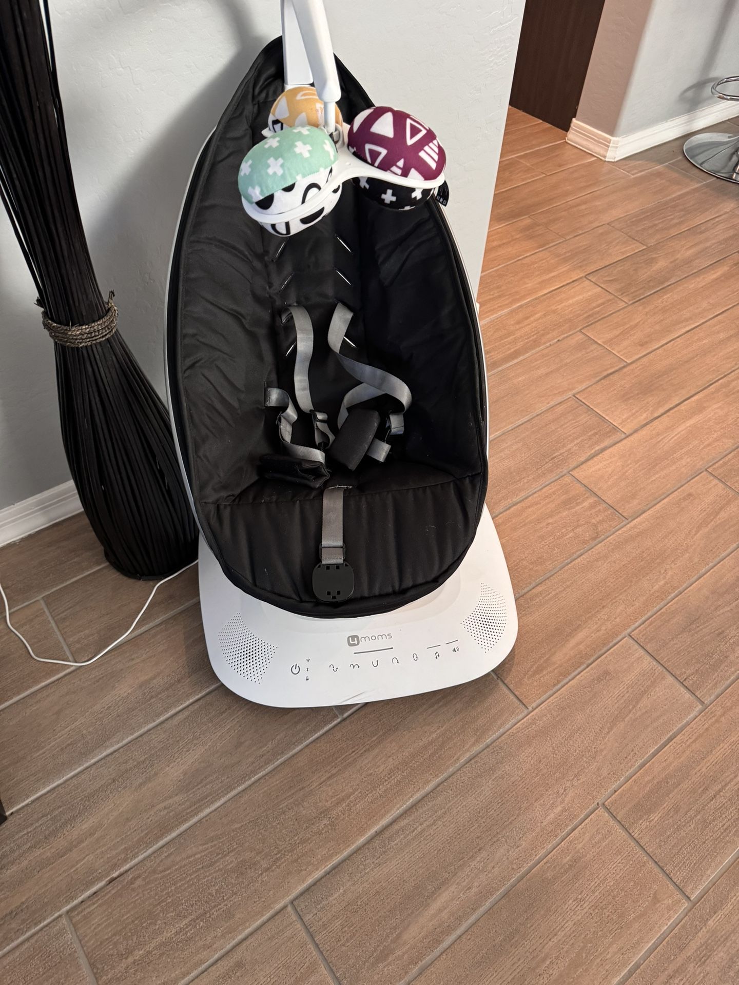 4 Moms Newest Baby Swing/  mamaRoo multi-motion baby swing