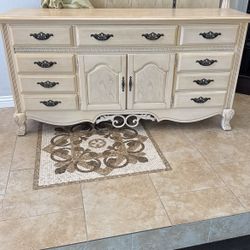 Dresser Mirror And Queen Bed Poster Bed