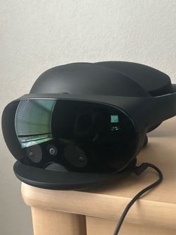 Meta Quest Pro VR Headset