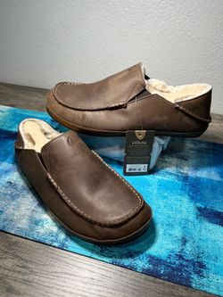 OluKai Moloā Men’s Nubuck Leather Slipper Dark Wood Size 12 — New