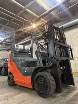 TOYOTA 8FGCU25 forklift for sale, 5500 lb EXCELLENT CONDITION