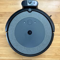 iRobot Roomba i3150 Robot Vacuum (Used, Great Condition)