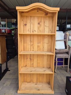 Solid Wood Bookcase in very good condition,  please see all the pictures for details and measurements