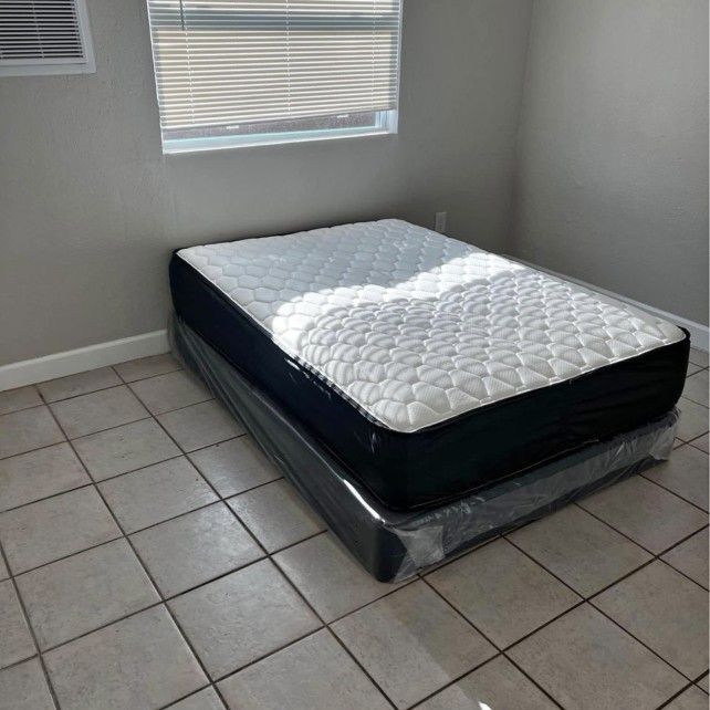 Queen Mattress And Boxspring Set New 