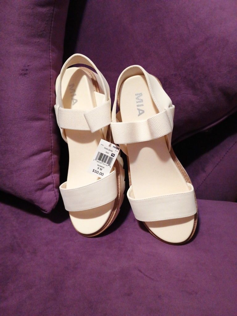 New Mia Sandels