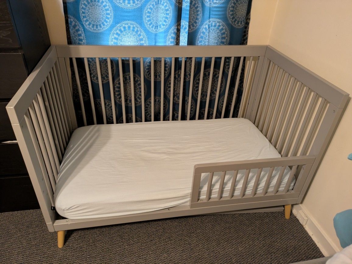 Full Size Convertible Crib / Toddler bed With Mattress