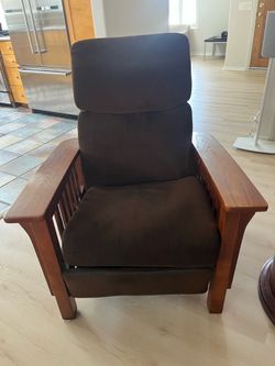 Macy’s Mission Style Recliner – Solid Wood Frame – Comfortable