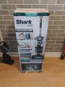 BRAND NEW SHARK DETECT PRO LIFT AWAY