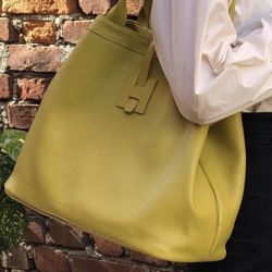 Leather shopping bag.