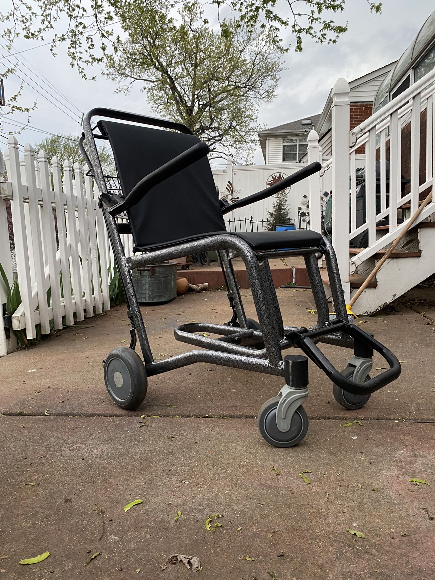 Staxi Chair With Wheels