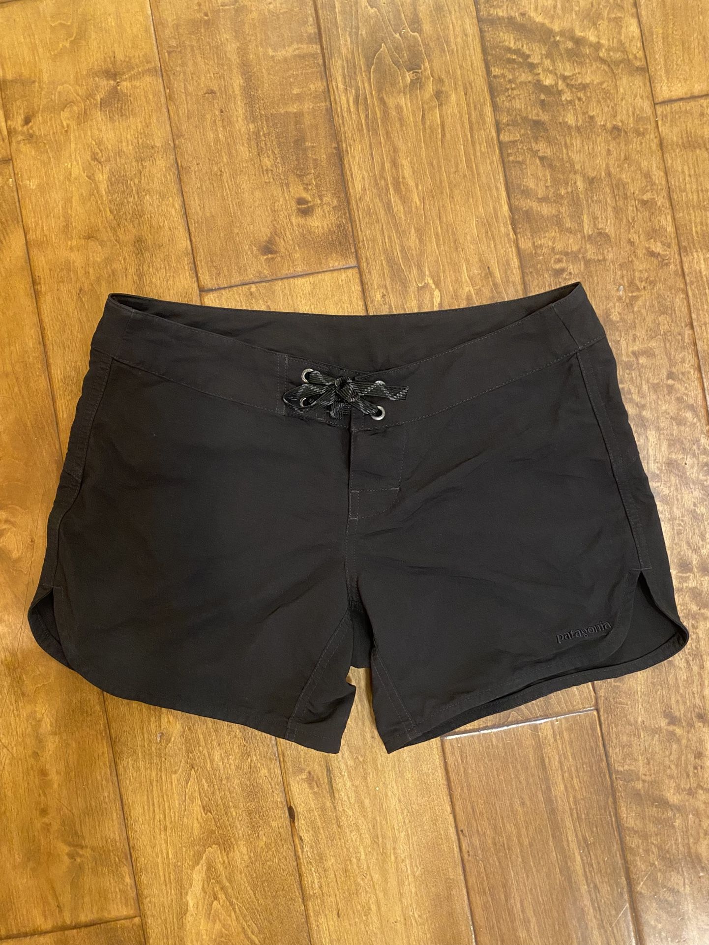 Patagonia Women’s Wavefarer Boardshorts (black, sz 2)