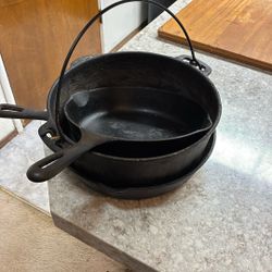 Cast Iron Dutch Oven With Pans