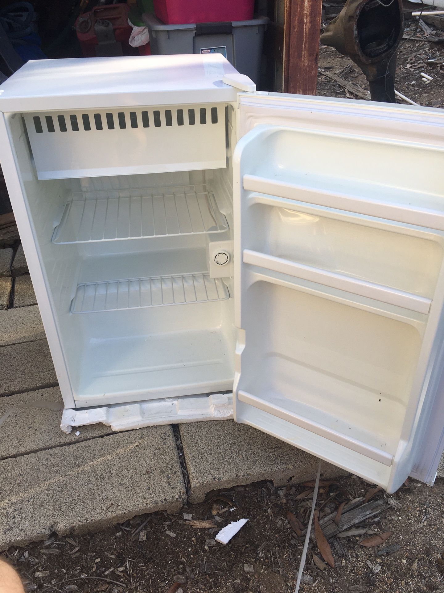 Like New Daewoo Mini Fridge 2.7 Cubic Feet White