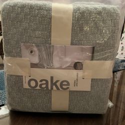 NEW. OAKE, COZY GEO KNIT THROW. Size 50x70 In