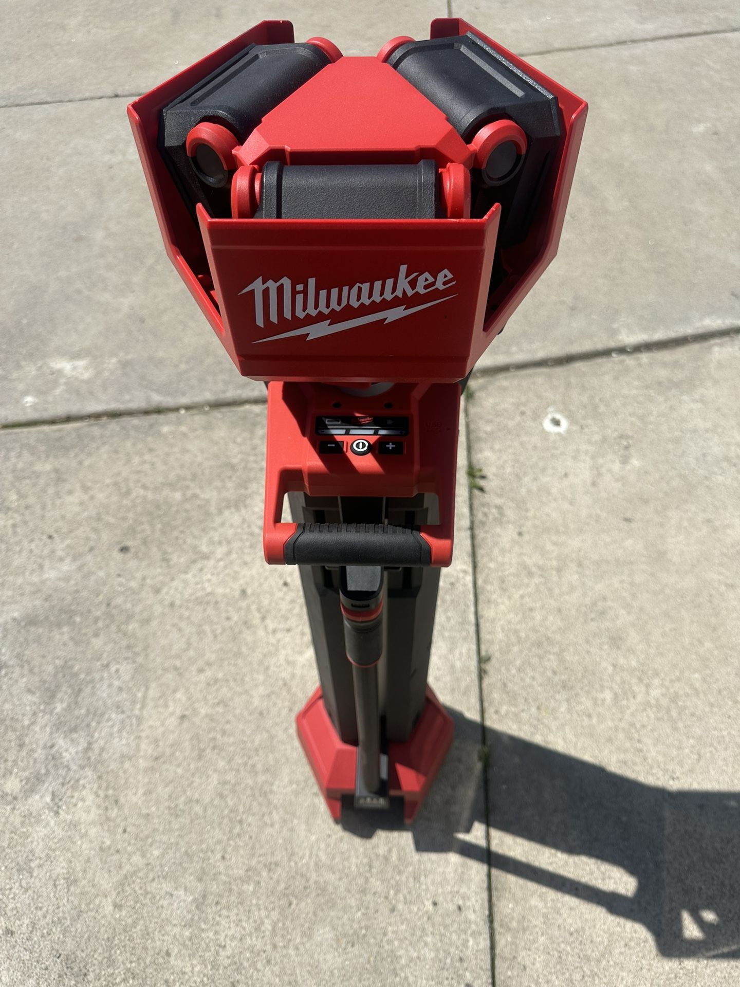 Milwaukee M18 ROCKET DUAL POWER TOWER LIGHT