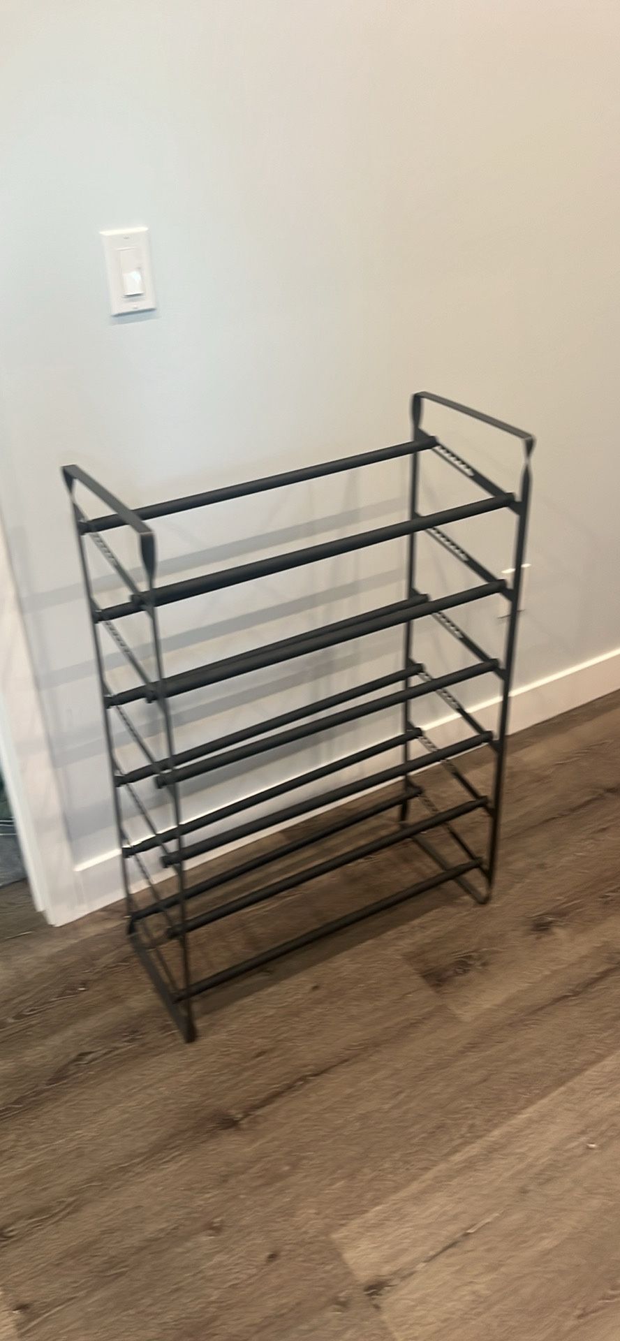 Expandable shoe rack