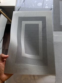 🍽️ Set of 4 Woven Vinyl Placemats – Like New