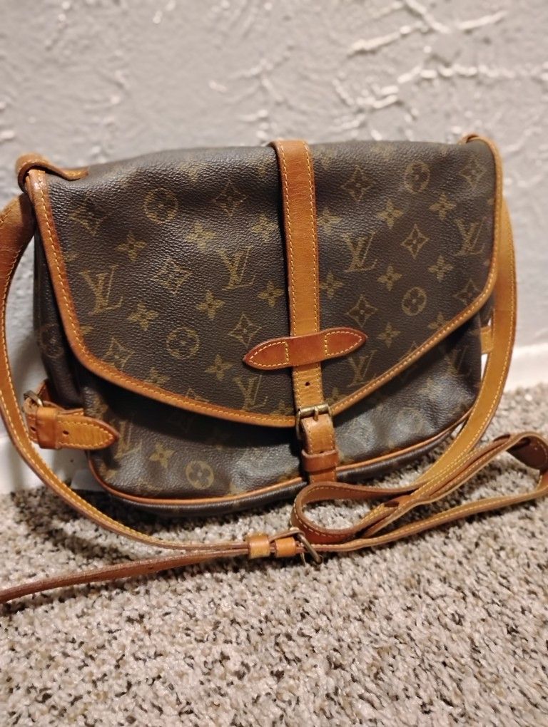 Authentic Louis Vuitton Vintage Monogram Canvas Saumur 30 Messenger Bag