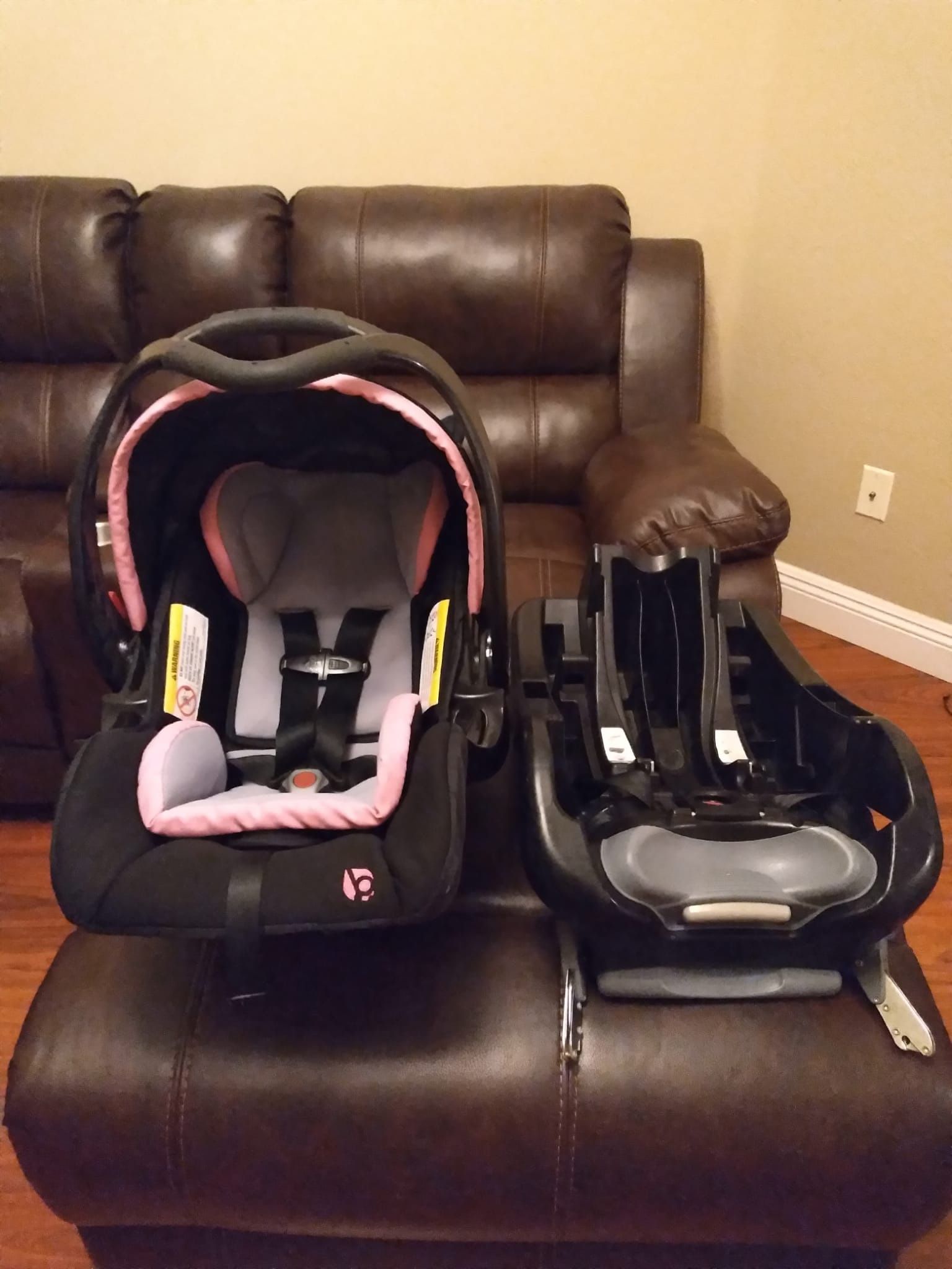 BABY TREND CAR SEAT AND BASE 