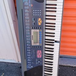 casio keyboard  piano wk1200 with battery per ac ppwer midi cable