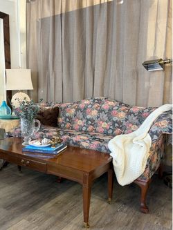 ✨ETHAN ALLEN Vintage Floral Camelback Sofa