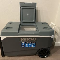 Igloo Latitude 90 Roller Cooler