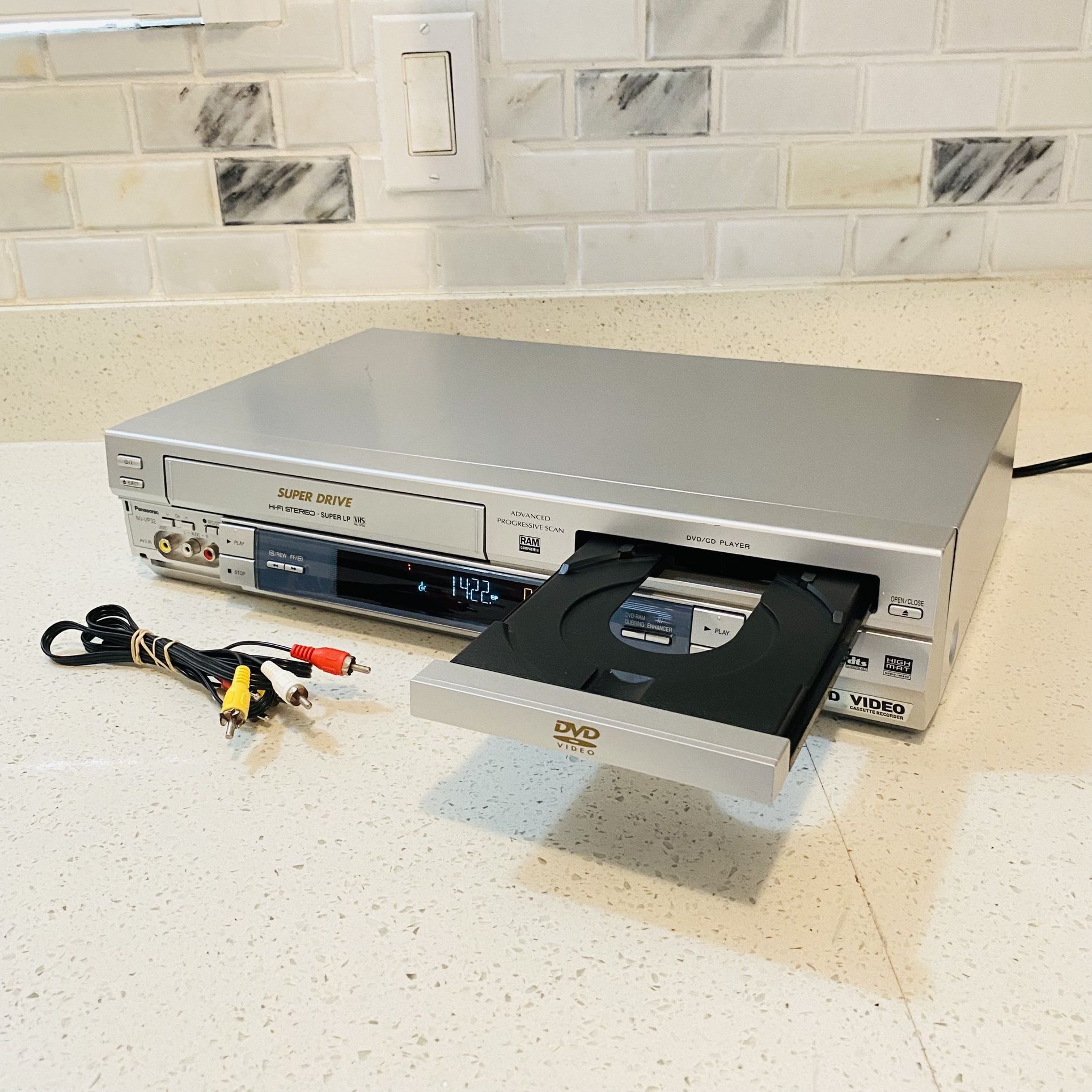 Panasonic NV-VP32 Combo DVD Player/Hi-Fi Super Drive Super LP VHS