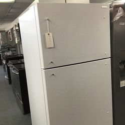 New Insignia 18 Cu Ft Top And Bottom Fridge. 1 year Warranty 