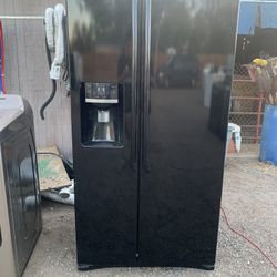 Samsung Black Stainless Steel Refrigerator For Sale $360 Or Best Offer